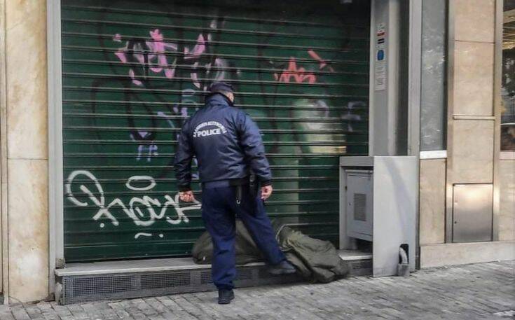 Αντιδράσεις προκαλεί η φωτογραφία με τον αστυνομικό να σπρώχνει με το πόδι του άστεγο στο κέντρο της Αθήνας