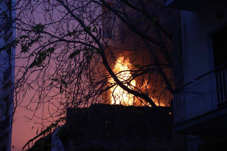 Οι πρώτες εικόνες από τη φωτιά που καίει σε ακατοίκητο σπίτι στα Εξάρχεια
