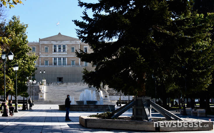 Το χριστουγεννιάτικο δέντρο στήθηκε στην πλατεία Συντάγματος