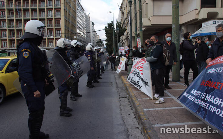 Διαμαρτυρία σωματείων στο κέντρο της Αθήνας &#8211; Η αστυνομία έχει περικυκλώσει τους διαδηλωτές στην πλατεία Κοραή