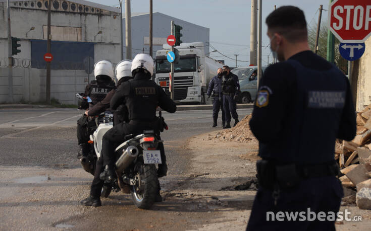 Lockdown στη Δυτική Αττική: Εντατικοί οι έλεγχοι και έξω από τους καταυλισμούς Ρομά – Πρόστιμα από την αστυνομία
