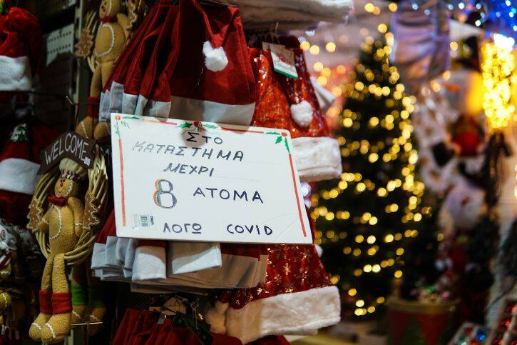 Κλειστά σχολεία, εστίαση και ψυχαγωγία έως την αρχή του νέου χρόνου – Πώς θα κάνουμε Χριστούγεννα