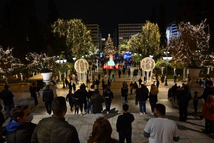 Αρκετός κόσμος σε πλατεία Συντάγματος και Ερμού &#8211; Εκκλήσεις από την αστυνομία να απομακρυνθεί