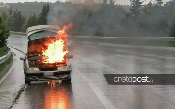 Εικόνες από αυτοκίνητο που πήρε φωτιά στη μέση του δρόμου στην Κρήτη
