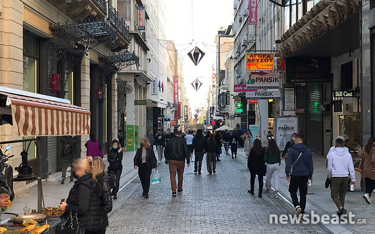 Οι Αθηναίοι στο κέντρο για τα τελευταία ψώνια ενόψει ρεβεγιόν