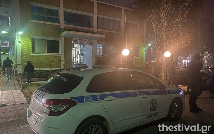 Επίθεση με βόμβες μολότοφ στο Αστυνομικό Τμήμα Θερμαϊκού – Τέσσερις προσαγωγές