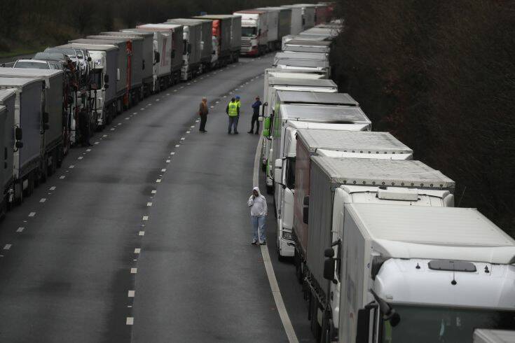 Συμφωνία Γαλλίας και Βρετανίας για να αρχίσει και πάλι η κίνηση φορτηγών- Ξανανοίγει το λιμάνι του Ντόβερ
