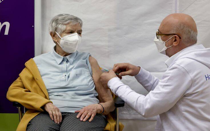 Κορονοϊός: Η Ευρώπη εμβολιάζεται &#8211; Ανησυχία στον πλανήτη για την μετάλλαξη του ιού
