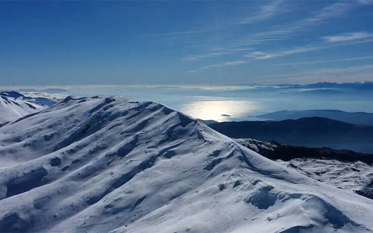 Η συγκλονιστική θέα από τον χιονισμένο Παρνασσό στα 2.500 μέτρα