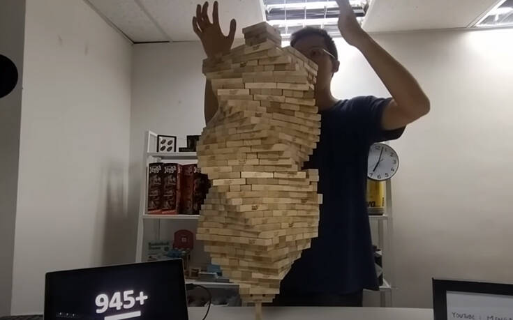 Στήριξε 1.000 κομμάτια Jenga πάνω σε ένα και μοναδικό