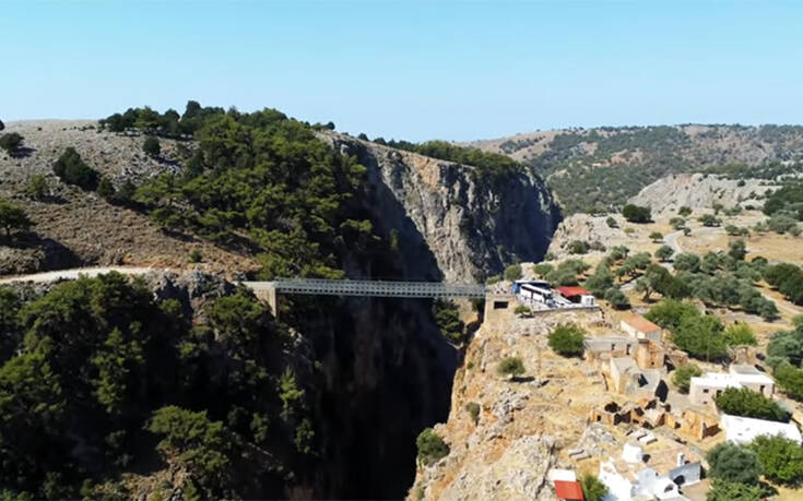 Το χωριό στην Κρήτη που βρίσκεται στο χείλος του γκρεμού