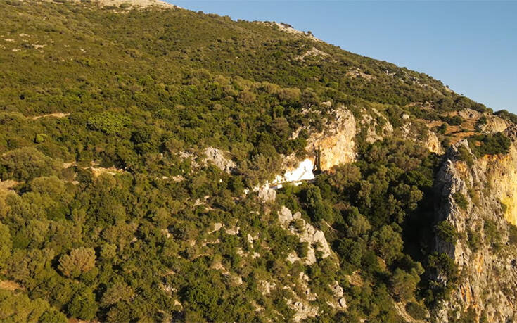 Το μικροσκοπικό πάλλευκο ξωκλήσι του Άι Νικόλα λαξευμένο σε κάθετο βράχο