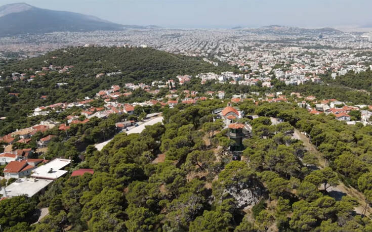 Το εκκλησάκι στην Πεντέλη και η Αθήνα που απλώνεται στα πόδια του