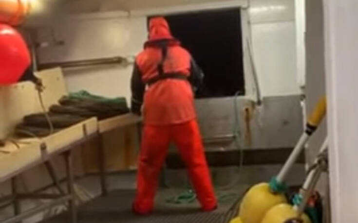 Πώς είναι να είσαι μέσα σε αλιευτικό σκάφος εν μέσω τρικυμίας