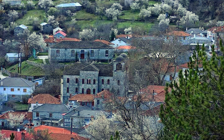 Το χωριό της Ηπείρου με τον απέραντο ορίζοντα στις βουνοκορφές της Πίνδου 2