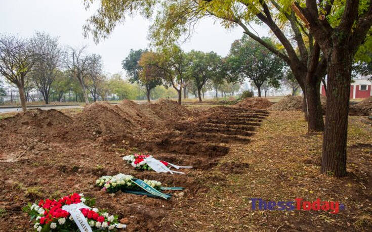Συγκλονίζουν οι εργαζόμενοι στα κοιμητήρια Θέρμης: «Σκάβουμε τάφους μέσα στο σκοτάδι»