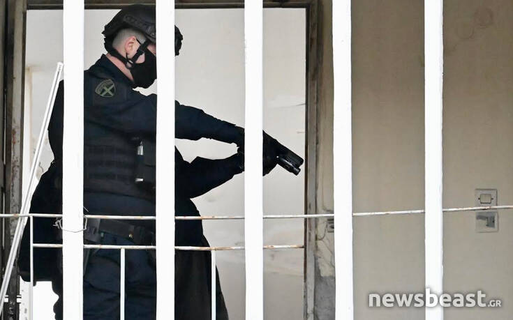 Πυροβολισμοί στην Αγία Βαρβάρα: Ολοκληρώθηκε η έρευνα της ΕΚΑΜ – Διέφυγε άντρας που είχε ταμπουρωθεί σε κτίριο