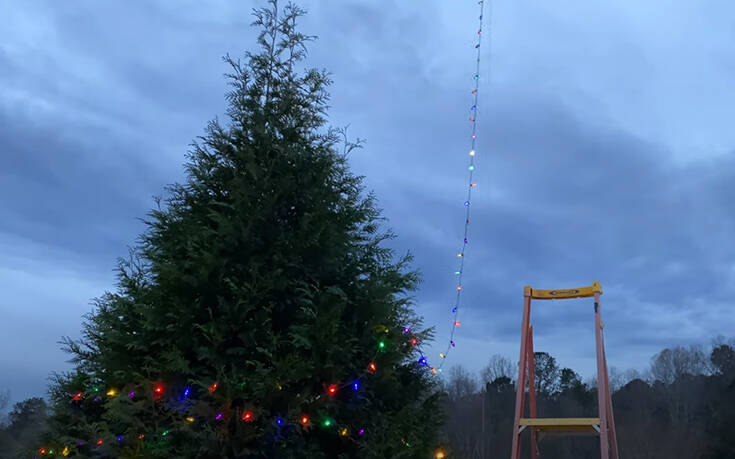 Drone&#8230; στολίζει χριστουγεννιάτικο δέντρο