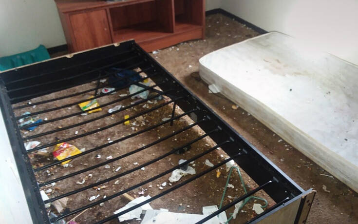 Οι τραγικές εικόνες εγκατάλειψης δύο μικρών παιδιών που είχε κλειδώσει στο σπίτι η μητέρα τους