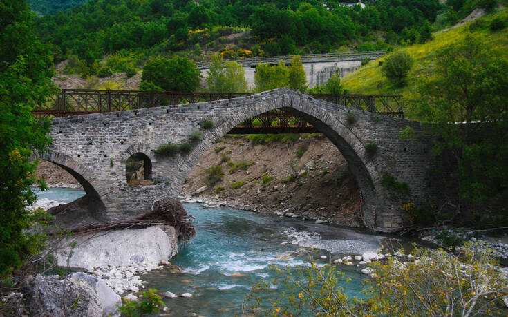 Το χωριό της Ηπείρου με τον απέραντο ορίζοντα στις βουνοκορφές της Πίνδου