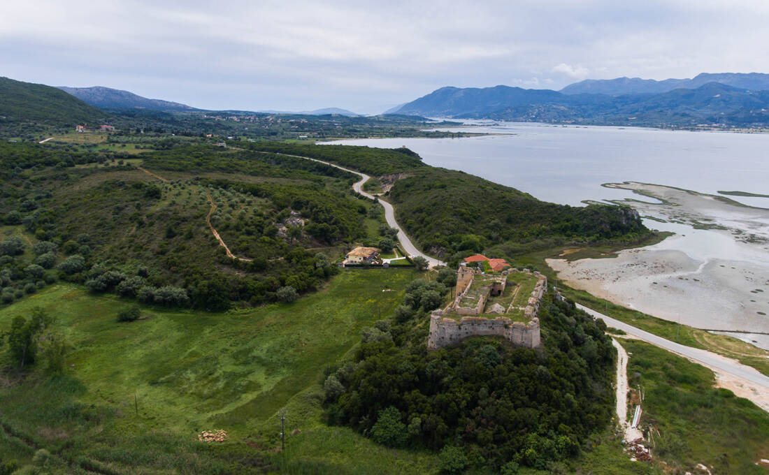 Το κάστρο του Αλή Πασά με θέα στο Ιόνιο, τη Λευκάδα και τον Αμβρακικό