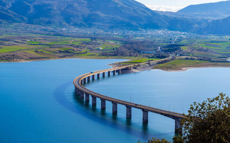 Η Υψηλή Γέφυρα στην Κοζάνη που μοιάζει με… νερόφιδο πάνω από λίμνη