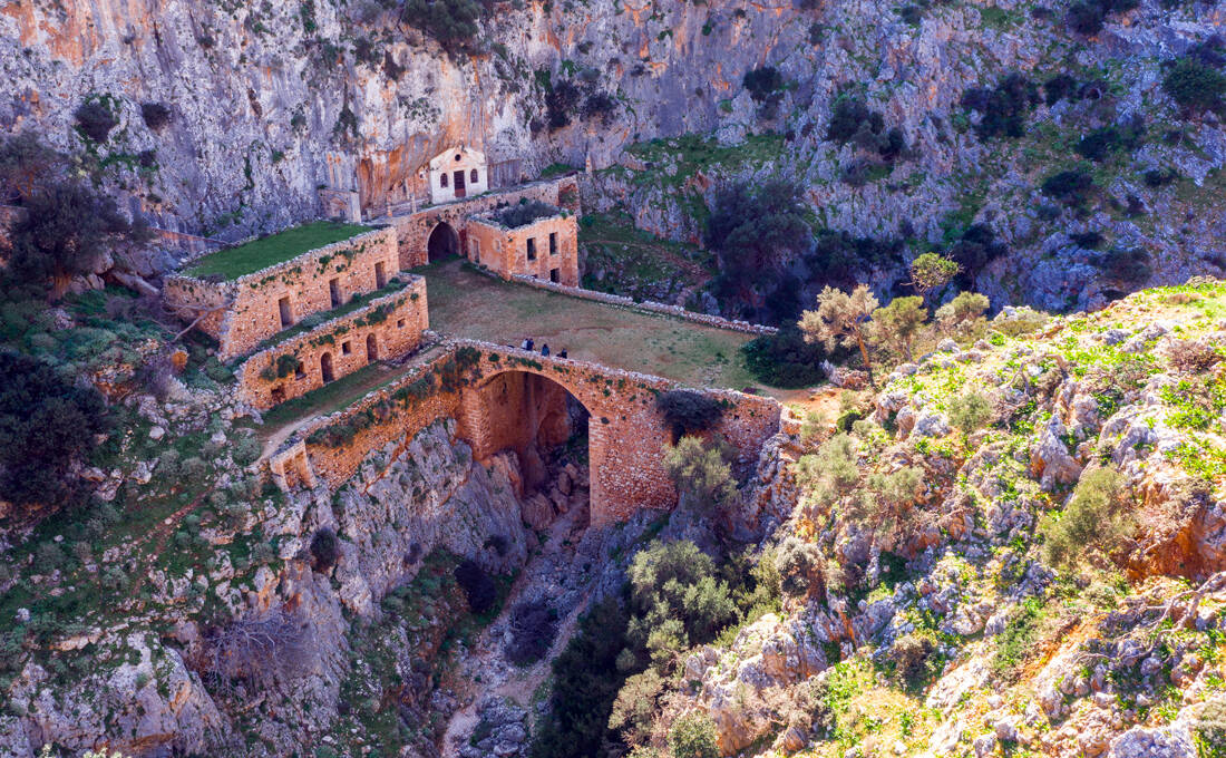 Η ερημωμένη μονή στην Κρήτη κρυμμένη μέσα σε απόκρημνο φαράγγι