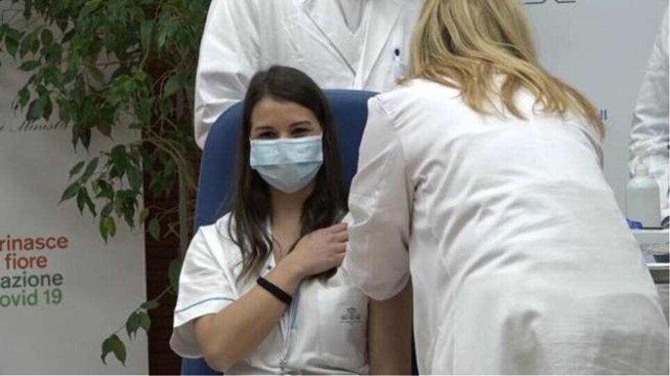 Ξεκίνησαν οι εμβολιασμοί στην Ιταλία με μία γιατρό και μία νοσοκόμα