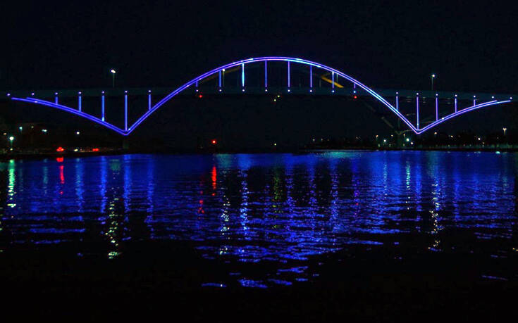 Αντετοκούνμπο: Φωταγωγήθηκε γέφυρα στο Μιλγουόκι προς τιμή του Γιάννη