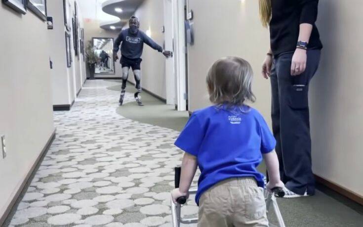 Βίντεο που συγκινεί: Παραολυμπιονίκης ενθαρρύνει 2χρονο που έβαλε προσθετικό πόδι