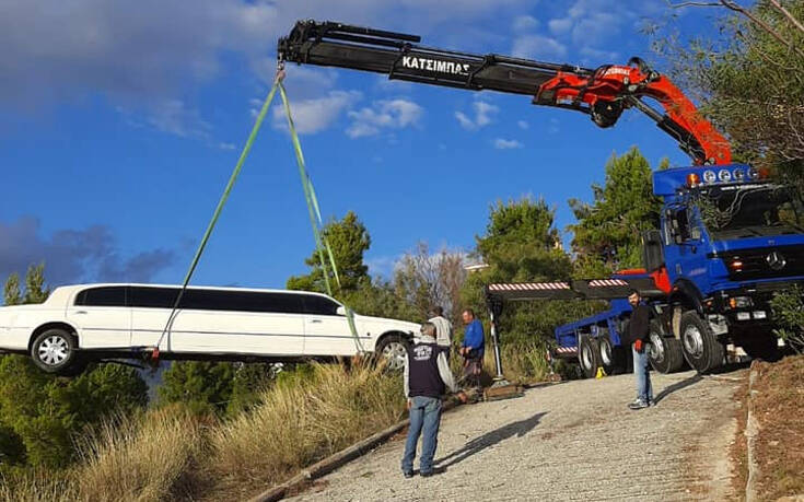 Συλλεκτική λιμουζίνα έφυγε από το γκαράζ και έπεσε σε γκρεμό της Πεντέλης