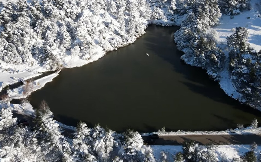 Ιπποκράτειος Πολιτεία: Η χιονισμένη λίμνη Μπελέτσι από ψηλά