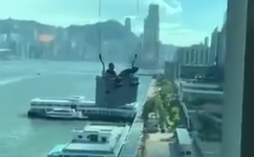 Η απόδειξη ότι είναι δύσκολο να καθαρίζεις παράθυρα σε ουρανοξύστη όταν έχει αέρα