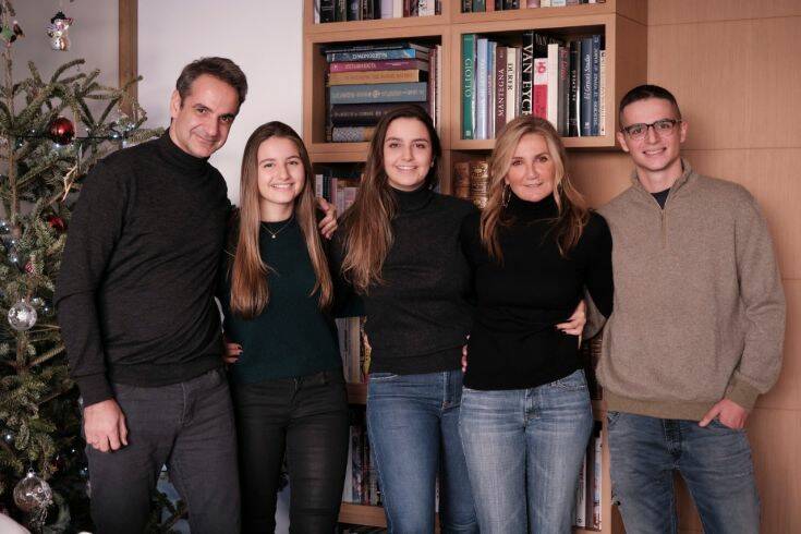 Η οικογενειακή φωτογραφία του Κυριάκου Μητσοτάκη για καλή χρονιά