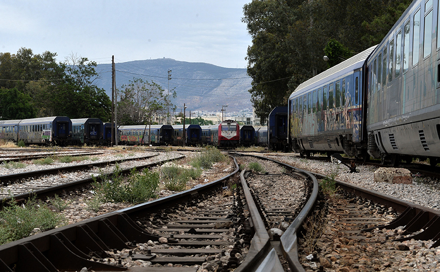 Σύγκρουση αυτοκινήτου με τρένο στο Ρέντη – Τραυματίστηκε ελαφρά ο οδηγός