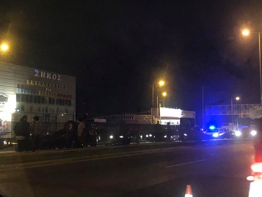 Σοβαρά τροχαία στον Κηφισό: Αυτοκίνητο καρφώθηκε στο διαχωριστικό – Μηχανή συγκρούστηκε με λεωφορείο
