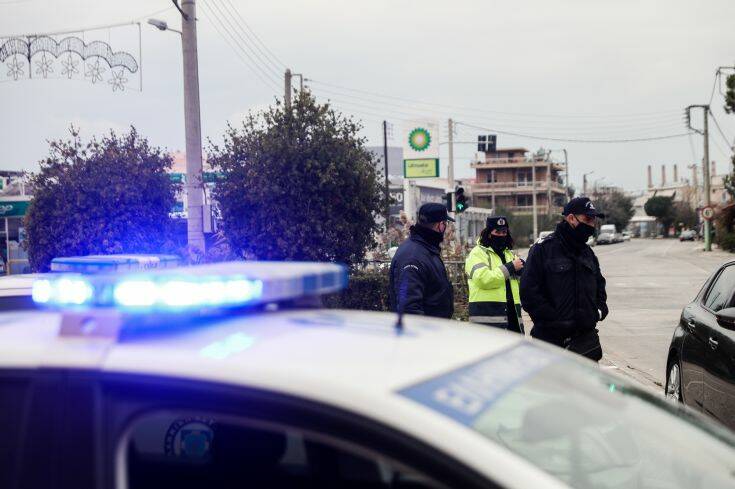 Lockdown στη Σπερχειάδα: Αστυνομικοί στις εισόδους της κοινότητας &#8211; Τρόφιμα και φάρμακα μοιράστηκαν στους κατοίκους