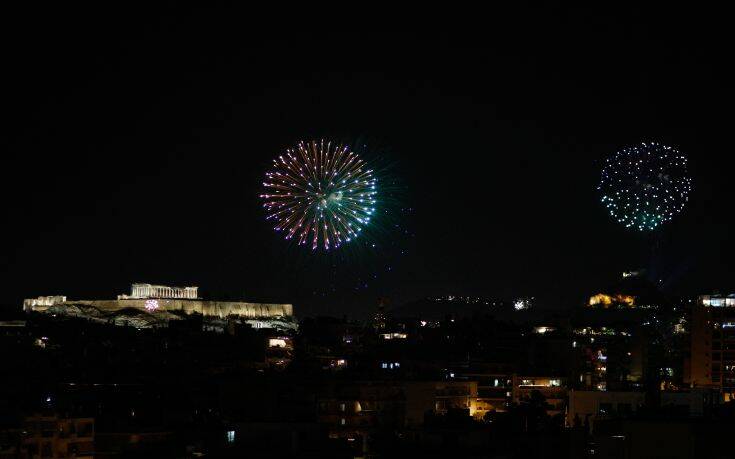 Αθήνα και Θεσσαλονίκη γιόρτασαν με εντυπωσιακά πυροτεχνήματα τον ερχομό του 2021