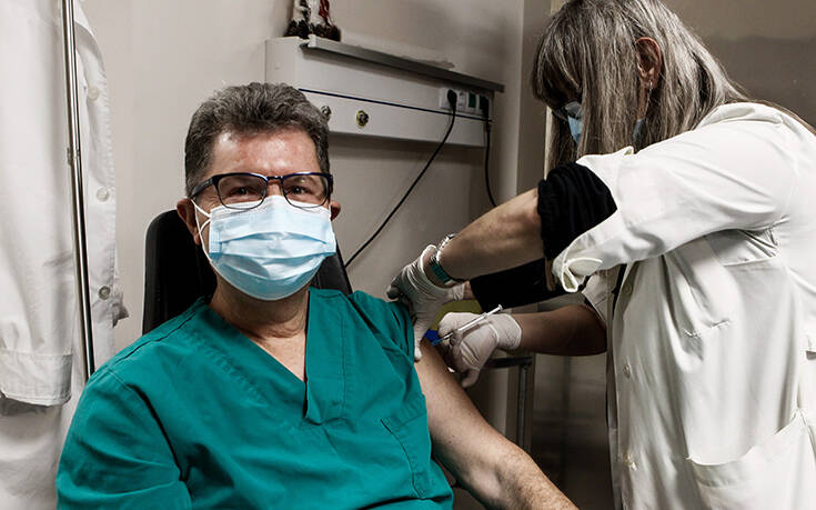 Εικόνες από τον εμβολιασμό για τον κορονοϊό στο Γενικό Νοσοκομείο Λάρισας