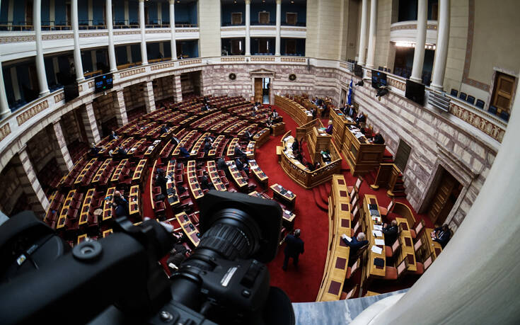 Ψηφίστηκε επί της αρχής το νομοσχέδιο που αλλάζει το πλαίσιο των δημοσίων συμβάσεων