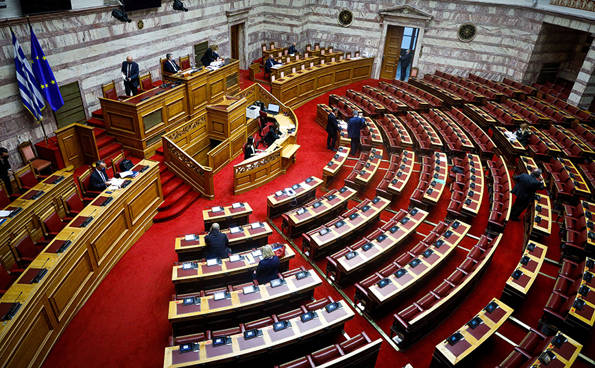 Ανέβηκαν οι τόνοι στη Βουλή για τη «Μήδεια» και τα… media
