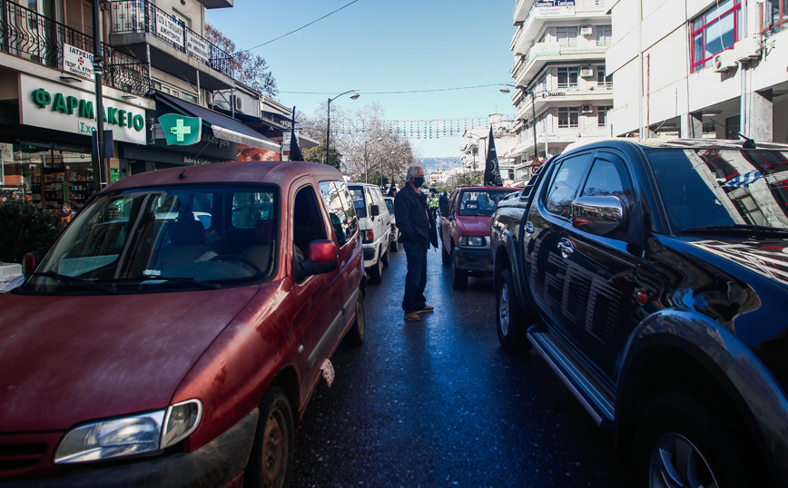 Μηχανοκίνητη διαμαρτυρία Τρικαλινών αγροτών με μαύρες σημαίες