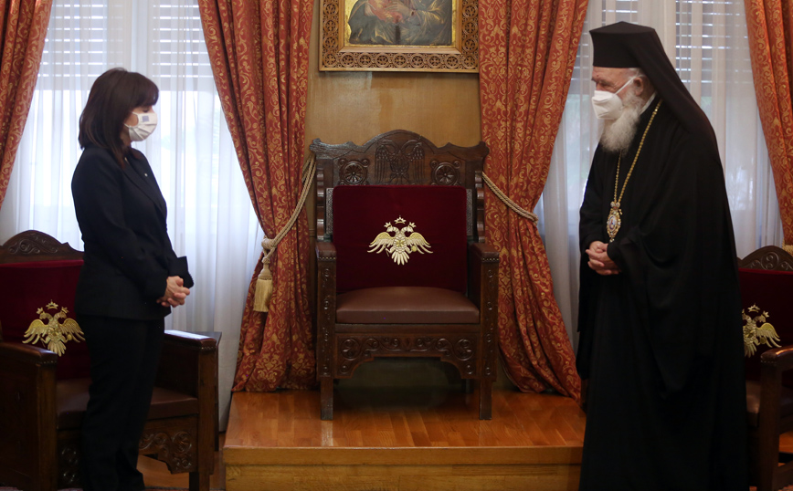 Σακελλαροπούλου: «Η απειλή μας έφερε πιο κοντά» – Συνάντηση με τον Ιερώνυμο