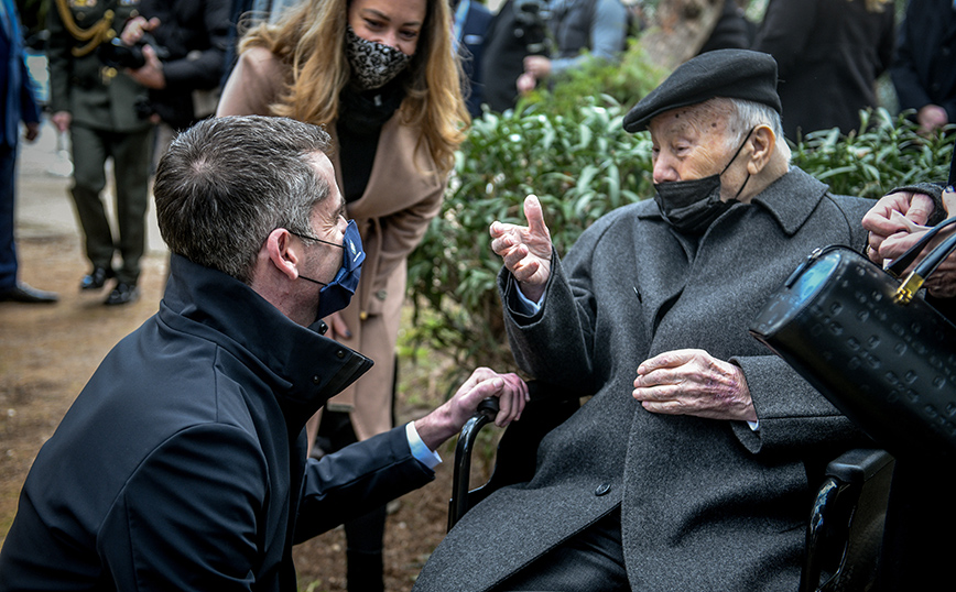 Συνάντηση Μπακογιάννη με 93χρονο επιζήσαντα από το Άουσβιτς: «Είναι τιμή μου κύριε Μιζάν που σας γνώρισα»