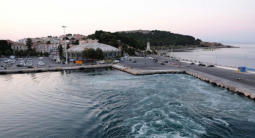 Πρόσκρουση φορτηγού οχηματαγωγού πλοίου στο λιμάνι της Μυτιλήνης