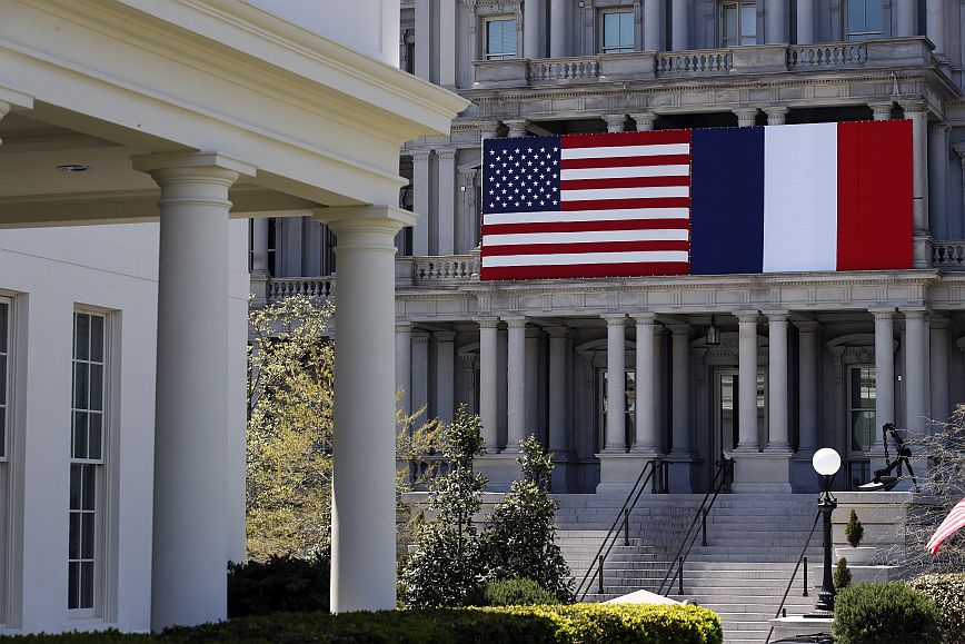Οι πρόεδροι ΗΠΑ και Γαλλίας συμφώνησαν να ενισχύσουν τις διμερείς σχέσεις τους και να συνεργαστούν σε σειρά θεμάτων