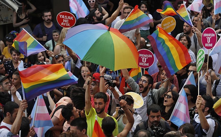 Τουρκία: Συνελήφθησαν 4 φοιτητές επειδή απεικόνισαν το ουράνιο τόξο των ΛΟΑΤΚΙ με το Μεγάλο Τζαμί της Μέκκα