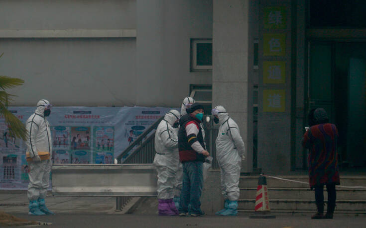Πρώτος θάνατος από κορονοϊό στην Κίνα μετά από οκτώ μήνες, επιστρέφουν τα αυστηρά lockdown