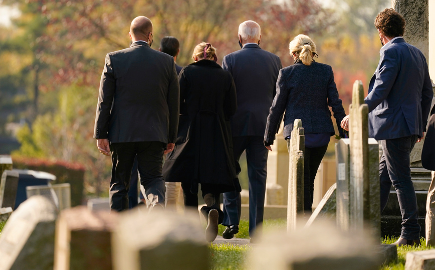 Ο άντρας που στεκόταν στον τάφο του Μπο Μπάιντεν την ώρα που ο πατέρας του ορκιζόταν πρόεδρος των ΗΠΑ