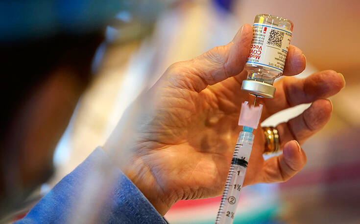 Η Ευρώπη εξετάζει την επέκταση χρήσης του εμβολίου της Moderna στις ηλικίες 12-17 ετών